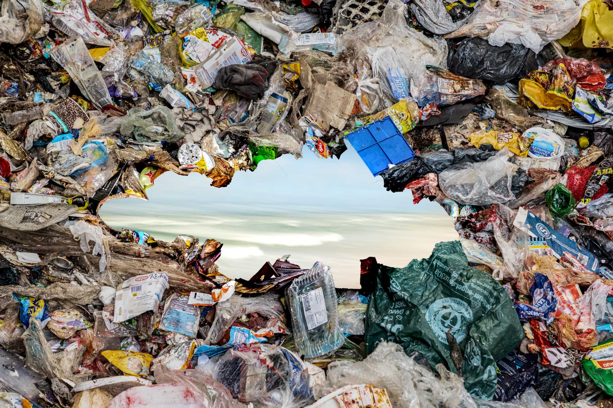 Höhle aus Plastikmüll